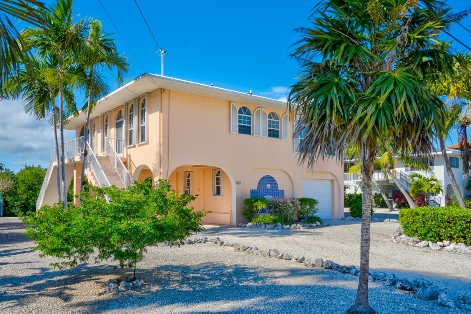 Front Exterior view 1
